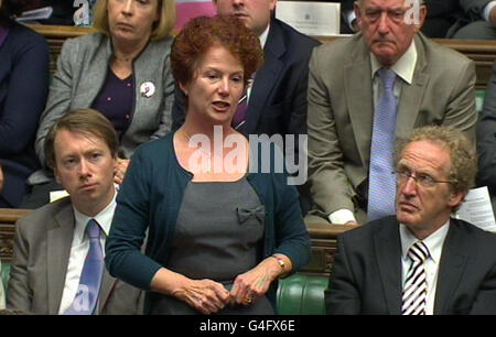 Le Labour's Hazel Blaars répond à la déclaration du Premier ministre David Cameron à la Chambre des communes dans le centre de Londres sur les récentes perturbations autour de l'Angleterre. Banque D'Images