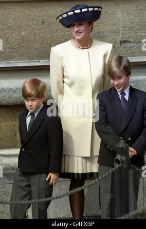 La princesse de Galles avec ses fils, le prince William, à droite, et le prince Harry devant la chapelle Saint-Georges, au château de Windsor. Banque D'Images