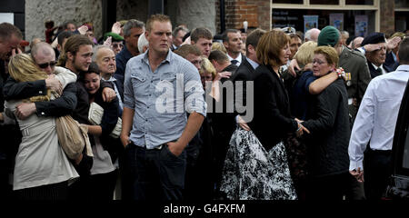 Les amis et la famille regardent le drapeau de l'Union drapé cercueil contenant le corps de Marine James Wright, 22, de Weymouth, arrive sur la High Street de Wootton Basset, Wiltshire pour son rapatriement. Banque D'Images