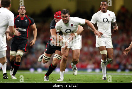 Rugby Union - Investec International - pays de Galles / Angleterre - Millennium Stadium.Nick Easter, en Angleterre, est pris par Alun Wyn-Jones, au pays de Galles, lors de l'Investec International, au Millennium Stadium, à Cardiff. Banque D'Images