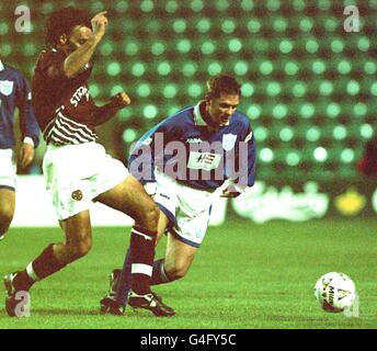 John O'Neil pour St Johnstone combat les cœurs Stefano Salvatori (à gauche) dans la ligue écossaise de football demi-finale de match contre le coeur de Midlothian au stade de la route de Pâques à Édimbourg. Photo de David Cheskin/PA. Banque D'Images