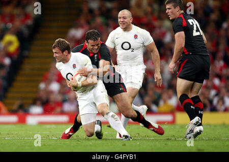 Rugby Union - Investec International - pays de Galles / Angleterre - Millennium Stadium.Mark Cueto, en Angleterre, est pris par Jamie Roberts, au pays de Galles, lors de l'Investec International, au Millennium Stadium, à Cardiff. Banque D'Images