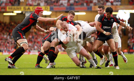 Rugby Union - Investec International - pays de Galles / Angleterre - Millennium Stadium.DaN Cole, en Angleterre, est pris par Dan Lydiate, au pays de Galles, lors de l'Investec International, au Millennium Stadium, à Cardiff. Banque D'Images