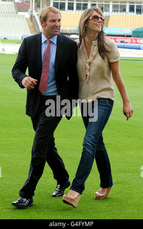 Shane Warne et Liz Hurley marchent ensemble à Edgbaston, Birmingham, après le troisième match de npower Test. Banque D'Images