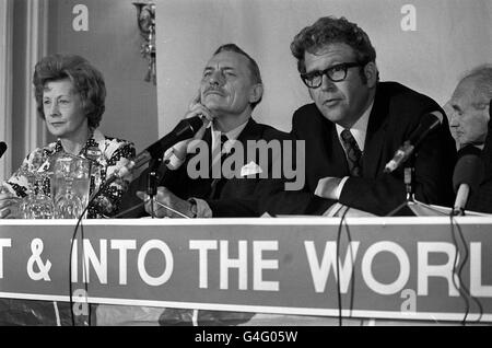 Barbara Castle et Enoch Powell à la conférence de presse de la campagne référendaire nationale anti-marché à l'hôtel Waldorf à Londres. Banque D'Images