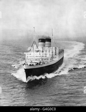 Avec la Reine et les deux Princesses à bord, le paquebot Cunard White Star 'Queen Elizabeth' de 85,000 tonnes subit ses essais de vitesse officiels au large de la côte nord d'Arran (Écosse). La reine Elizabeth naviguera le premier de ses passages bimensuels de Southampton à New York en tant que navire à passagers. Banque D'Images