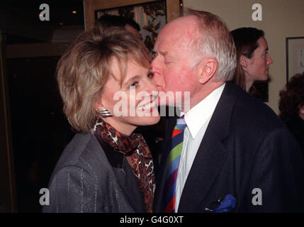 PA NEWS PHOTO 4/11/98 PRÉSENTATEUR DE TÉLÉVISION ESTHER RANTZEN ET SON MARI DESMOND WILCOX LORS D'UN DÎNER AU VARIETY CLUB QUI S'EST TENU À L'HÔTEL DORCHESTER À LONDRES, POUR RENDRE HOMMAGE AU COMÉDIEN DE NEW YORK JACKIE MASON ET LE PRÉSENTER AVEC UN COEUR ARGENTÉ. Banque D'Images