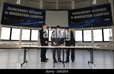 David Cameron visites Sci Tech Zone d'entreprise Banque D'Images