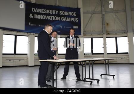 David Cameron visites Sci Tech Zone d'entreprise Banque D'Images