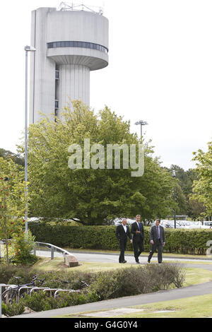 Le Premier ministre David Cameron (au centre) avec John Downes, (à gauche) exécutif de Langtree, et David Parr, (à droite) exécutif de Halton Council, lors d'une visite dans la zone des entreprises de technologie des sciences au campus de la science et de l'innovation de Daresbury. Banque D'Images