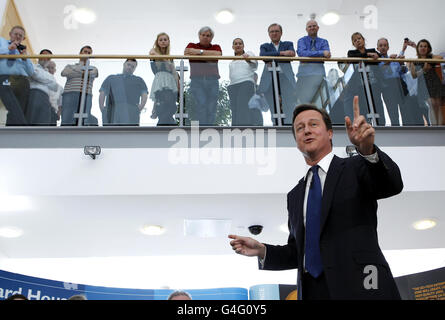 David Cameron visites Sci Tech Zone d'entreprise Banque D'Images