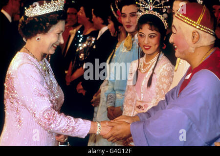 La reine Elizabeth II rencontre des artistes après la représentation culturelle dans la Grande salle du peuple après un banquet à Beijing. La Reine a été le premier monarque britannique à visiter la Chine continentale. Banque D'Images