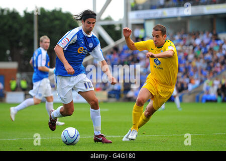 George Boyd, de Peterborough United (à gauche), en action avec David Wright, de Crystal Palace. Banque D'Images