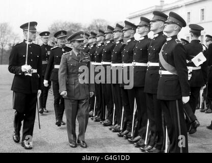 PA NEWS PHOTO 23/4/59 LE ROI HUSSEIN DE JORDANIE OFFICIERS DE L'INSPECTS À L'ACADÉMIE MILITAIRE ROYALE DE SANDHURST À SURREY, OÙ IL A LUI-MÊME ÉTÉ CADET DE SEPTEMBRE 1952 À FÉVRIER 1953. Banque D'Images