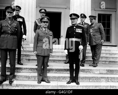 PA NEWS PHOTO 23/4/59 LE ROI HUSSEIN DE JORDANIE AVEC LE MAJOR-GÉNÉRAL R.W. URQUHART, COMMANDANT DE L'ACADÉMIE MILITAIRE ROYALE DE SANDHURST À SURREY, LORS DE SA VISITE À L'ACADÉMIE. LE JEUNE ROI Y ÉTAIT CADET DE SEPTEMBRE 1952 À FÉVRIER 1953. Banque D'Images