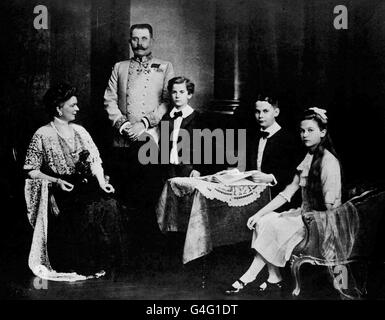 PA NEWS PHOTO : VERS 1914 L'ARCHIDUC FRANÇOIS FERDINAND D'AUTRICHE AVEC SA FEMME, LA DUCHESSE SOPHIE, ET LEURS ENFANTS (DE GAUCHE À DROITE) MAXIMILIAN (L'AÎNÉ), ERNST ET SOPHIE .L'ARCHIDUC ET SA FEMME ONT ÉTÉ ASSASINATED À SARAJEVO LE 28 1914 JUIN UN ACTE QUI A MENÉ AU DÉCLENCHEMENT DE LA PREMIÈRE GUERRE MONDIALE. Banque D'Images