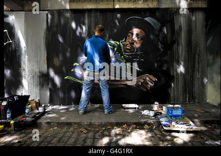 L'artiste Cosmo Sarson peint un morceau d'art de rue sur Nelson Street, Bristol, mas, qui fait partie du plus grand projet d'art de rue du Royaume-Uni, 'voir No Evil'. Banque D'Images