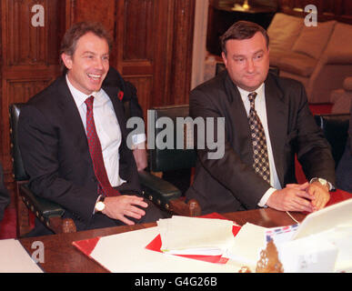 Le premier ministre Tony Blair et le ministre de l'Agriculture Nick Brown, lors d'une réunion à la Chambre des communes ce soir (mercredi) avec des membres du Syndicat national des agriculteurs (NFU).Photo de WPA ROTA par Neil Munns/PA.Regardez l'histoire des PA Banque D'Images