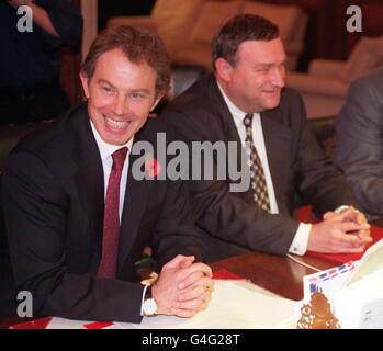 Le premier ministre Tony Blair et le ministre de l'Agriculture Nick Brown, lors d'une réunion à la Chambre des communes ce soir (mercredi) avec des membres du Syndicat national des agriculteurs (NFU).Photo de WPA ROTA par Neil Munns/PA.Regardez l'histoire des PA Banque D'Images