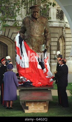 La Reine et le Président français Jacques Chirac dévoilent la statue de Sir Winston Churchill à Paris cet après-midi (mercredi). Photo de John Stillwell/PA Banque D'Images