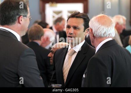 Cricket - jour de l'accumulation des matchs de test - le Kia Oval.Mark Ramprakash de Surrey parle avec les clients lors d'une réception pour souligner l'ouverture du musée Galadari à l'ovale Kia Banque D'Images