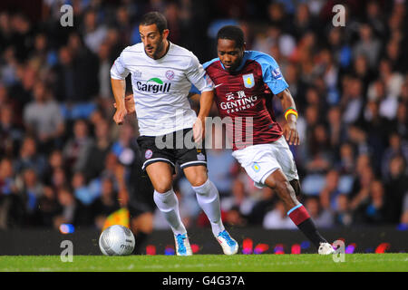 Football - Carling Cup - deuxième tour - Aston Villa v Hereford United - Villa Park.Jean Makoun II de Aston Villa et Stuart Fleetwood de Hereford United (à gauche) Banque D'Images