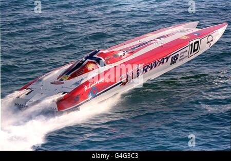 Steve Curtis, de Grande-Bretagne, est devenu le premier homme de l'histoire de la course de bateau de moteur à relever trois fois le titre de classe Offshore I aujourd'hui (vendredi). Co-conduit par l'homme d'affaires norvégien Bjorn Gjelsten, ils ont pris leur catamaran de 150 km/h Spirit of Norway en deuxième place dans le Grand Prix duty Free de Dubaï, aux Émirats arabes Unis, pour gagner une avance dans le championnat. Photo PA. Banque D'Images