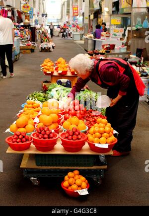 L'île de Jéju oranges pour la vente à l'occupé et coloré marché Dongmun. Banque D'Images