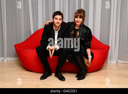 Jim Sturgess et sa petite amie Mickey O'Brien arrivent à l'après-fête pour la première d'un jour, à l'hôtel Sanderson de Londres. Banque D'Images