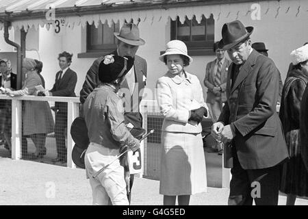 Les courses de chevaux - Le Rosebery Stakes - Kempton Park Racecourse Banque D'Images