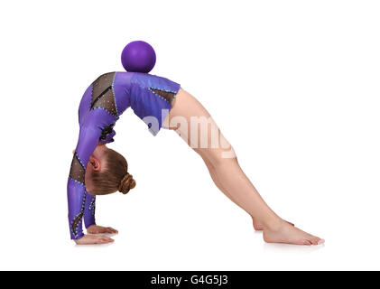 Jeune fille en bleu vêtements faisant la gymnastique avec ballon, isolated on white Banque D'Images