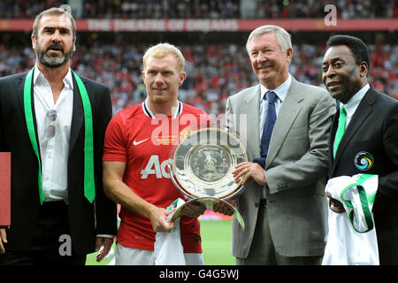 Paul Scholes de Manchester United (au centre à gauche) acceptant un trophée avant le début de son match de témoignage aux côtés d'Eric Cantona (à l'extrême gauche), le directeur Sir Alex Ferguson et Pele (à droite) Banque D'Images