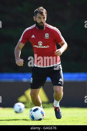 Pays de Galles' Joe Ledley pendant une session de formation au Pays de Galles Centre des médias, complexe sportif du Cosec, Dinard. ASSOCIATION DE PRESSE Photo. Photo date : Samedi 18 Juin, 2016. Voir l'ACTIVITÉ DE SOCCER histoire du pays de Galles. Crédit photo doit se lire : Joe Giddens/PA Wire. RESTRICTIONS : Utiliser l'objet de restrictions. Usage éditorial uniquement. Les ventes de livres et de magazines autorisée s'est pas uniquement consacré à chaque joueur/équipe/match. Pas d'utilisation commerciale. Appelez le  +44 (0)1158 447447 pour de plus amples informations. Banque D'Images