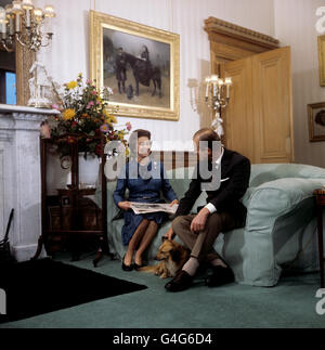 La reine Elizabeth II et le duc d'Édimbourg lors de leur séjour d'été traditionnel au château de Balmoral. Le couple royal est vu avec 'Tinker', une croix entre un corgi et un long dachshund aux cheveux. En arrière-plan se trouve un tableau de la reine Victoria avec John Brown à la maison Osborne, peint par Sir Edwin Landseer. Banque D'Images