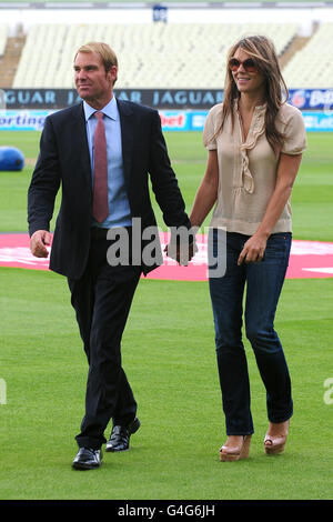 Shane Warne et Liz Hurley.Shane Warne et Liz Hurley ensemble à Edgbaston, Birmingham, après le troisième match de npower Test. Banque D'Images