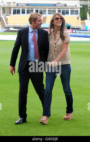 Shane Warne et Liz Hurley ensemble à Edgbaston, Birmingham, après le troisième match de npower Test. Banque D'Images