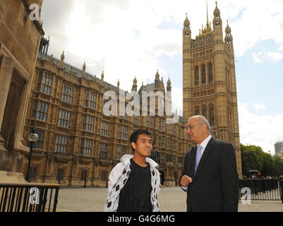 Ashraf Rossli, étudiant malaisien, qui a été attaqué pendant les troubles civils à Londres, rencontre le président du Comité spécial des affaires intérieures des communes, Keith Vaz, au Parlement de Westminster, à Londres, où il a fait une tournée. Banque D'Images