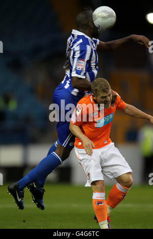 Reda Johnson (à gauche) de Sheffield Wednesday et Billy Clarke de Blackpool pour le ballon dans l'air Banque D'Images