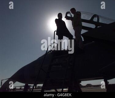 Le secrétaire d'État à la Défense, George Robertson, s'est adressé à un membre de l'équipage au sol d'un avion Tornado lors de sa visite à la base aérienne Ali Al Salem au Koweït aujourd'hui (lundi). Photo Tim Ockenden PA /EDI. Voir PA Story DÉFENSE Irak. Banque D'Images