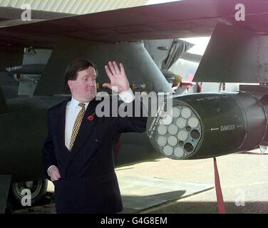 Le secrétaire d'État à la Défense, George Robertson, retire sa main d'un bloc de lumière vive sous un avion Tornado armé lors de sa visite à la base aérienne d'Ali Al Salem au Koweït aujourd'hui (lundi).Photo Tim Ockenden PA /EDI.Voir PA Story DÉFENSE Irak. Banque D'Images