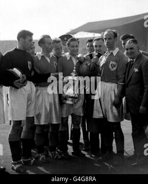 Photo de la bibliothèque PA datée de 2.5.1953 : Stanley Matthews (2ème à gauche) en jouant pour Blackpool après que son côté a revendiqué la victoire sur Bolton par quatre buts à trois dans la finale de la coupe FA. Sir Stanley Matthews a reçu le premier prix de légende de la coupe AXA FA, qui lui a été remis aujourd'hui (mardi) par AXA, sponsor de la coupe FA, pour ses contributions exceptionnelles au football du stade Wembley. Photos PA Banque D'Images
