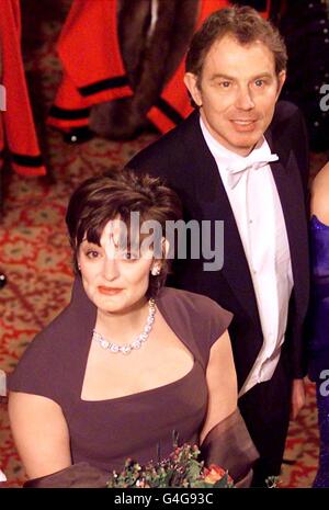 Le Premier ministre Tony Blair et son épouse Cherie arrivent pour le banquet du maire Lord à Guildhall, à Londres ce soir (lundi), où le PM s'adressera aux invités dans un discours après le dîner. /photo de Kieran Doherty REUTERS Banque D'Images