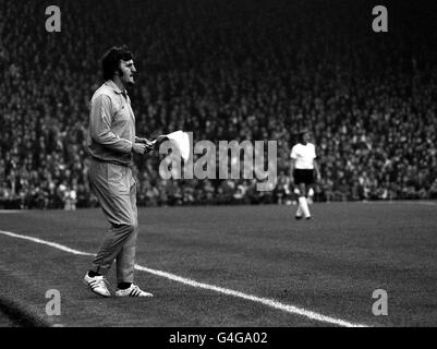 PA NEWS PHOTO 16/9/72 TÉLÉVISION FOOTBALL PUNDIT JIMMY HILL L'EXÉCUTION DE L'ACTIVITÉ AU COURS DE L'ARSENAL VS LIVERPOOL MATCH À HIGHBURY À LONDRES Banque D'Images