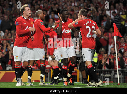 Danny Welbeck de Manchester United (deuxième à droite) célèbre le but d'ouverture avec Tom Cleverley (à droite) Ashley Young et Phil Jones (à gauche) lors du match de la Barclays Premier League à Old Trafford, Manchester. Banque D'Images