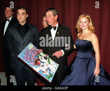 PA NEWS PHOTO 28/10/98 LE PRINCE DE GALLES TENANT UNE CARTE PRÉSENTÉE À LUI POUR SON 50E ANNIVERSAIRE AVEC LE CHANTEUR Robbie Williams (à gauche), Geri Halliwell (DROITE) ET Wallace & Gromit CRÉATEUR NICK PARK (arrière), BACKSTAGE AU Lyceum Theatre, Londres APRÈS LE PRINCE'S TRUST COMEDY GALA. Banque D'Images