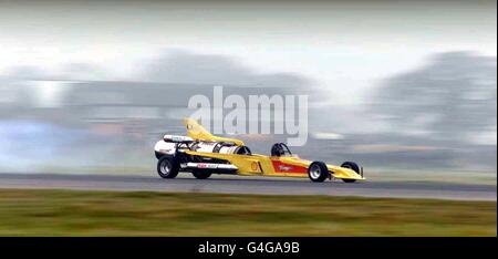 Colin Fallows dans la voiture motorisée Vampire à l'aérodrome d'Elvington, près de York, ce matin mercredi 18 novembre 1998, où il tente de battre le record de vitesse terrestre britannique. Photo d'Owen Humphreys/PA*EDI*. Voir dossier DE TRANSPORT de l'histoire de l'autorité publique Banque D'Images