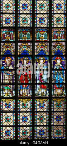 LIER, BELGIQUE - 16 MAI 2015 : vitrail dans l'église St Gummarus à Lier, Belgique, représentant les Pères de l'Église Orthodoxe Banque D'Images