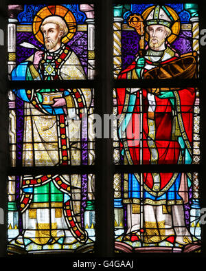 Vitrail de l'église St Gummarus à Lier, Belgique, représentant les Pères de l'Église Orthodoxe Banque D'Images