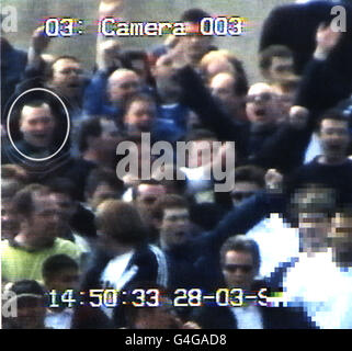 Une vidéo encore publiée aujourd'hui par la police de Kent (mardi), montrant un hooligan de football suspecté qui est recherché pour interroger sur d'éventuelles infractions d'ordre public. La vidéo a été prise à la fixation entre Gillingham et Fulham plus tôt cette année dans laquelle un fan est mort. Voir PA Story POLICE Hooligan. /PA Banque D'Images