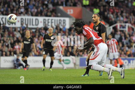 Kenwyne Jones, de Stoke City, marque son deuxième but lors de l'UEFA Europa League, Play offs, second Leg Match au Britannia Stadium, Stoke. Banque D'Images